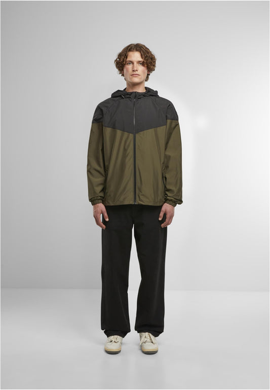 2-Tone Tech Windrunner in Dark Olive-Black, getragen