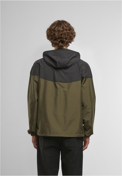 2-Tone Tech Windrunner in Dark Olive-Black, getragen