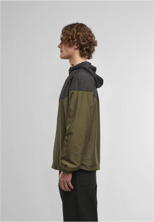 2-Tone Tech Windrunner in Dark Olive-Black, getragen