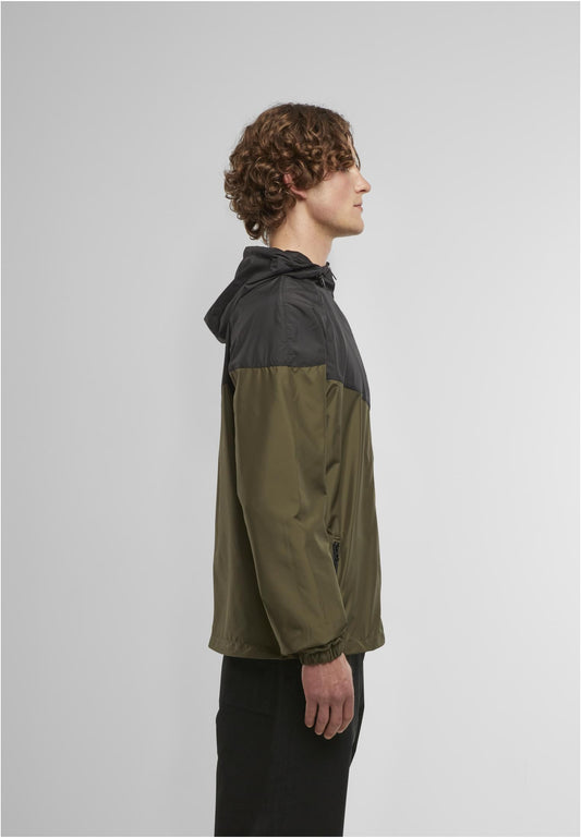 2-Tone Tech Windrunner in Dark Olive-Black, getragen