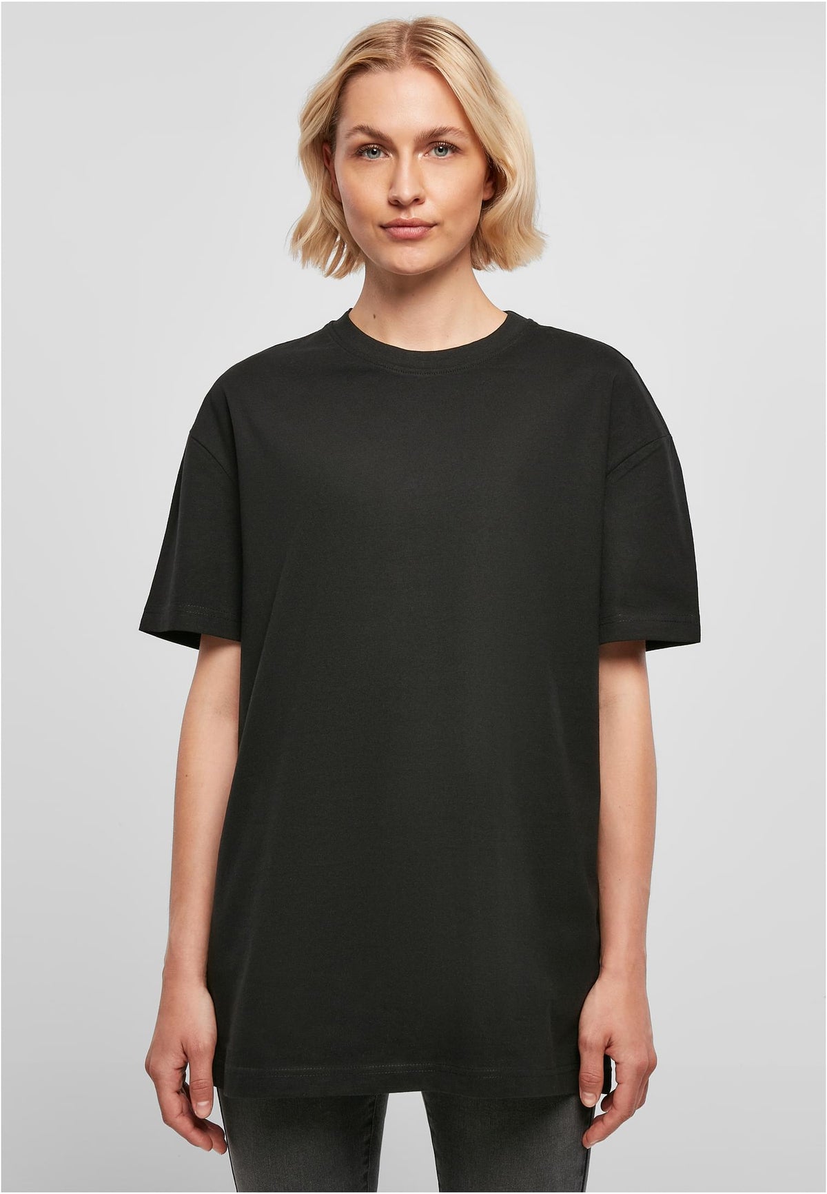 Ladies Oversized Boyfriend Tee in Schwarz, getragen