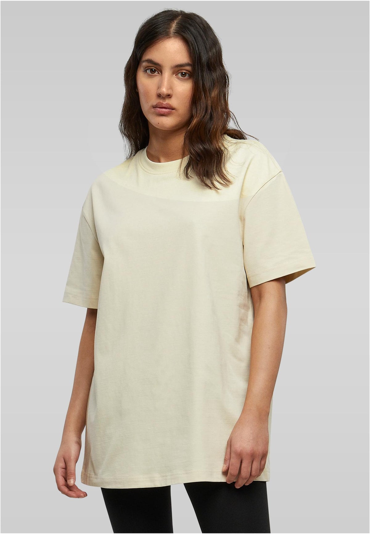 Ladies Oversized Boyfriend Tee in Sand, getragen