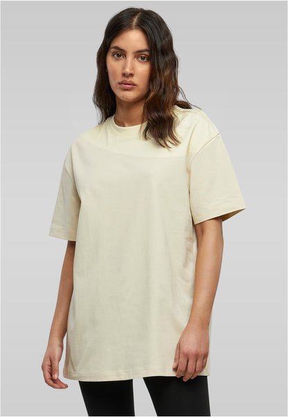 Ladies Oversized Boyfriend Tee in Sand, getragen