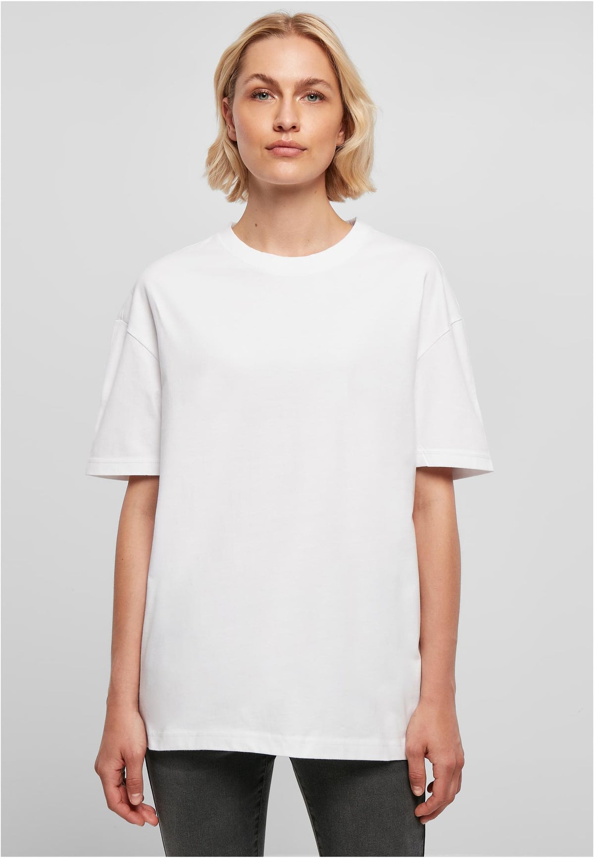 Ladies Oversized Boyfriend Tee in White, getragen