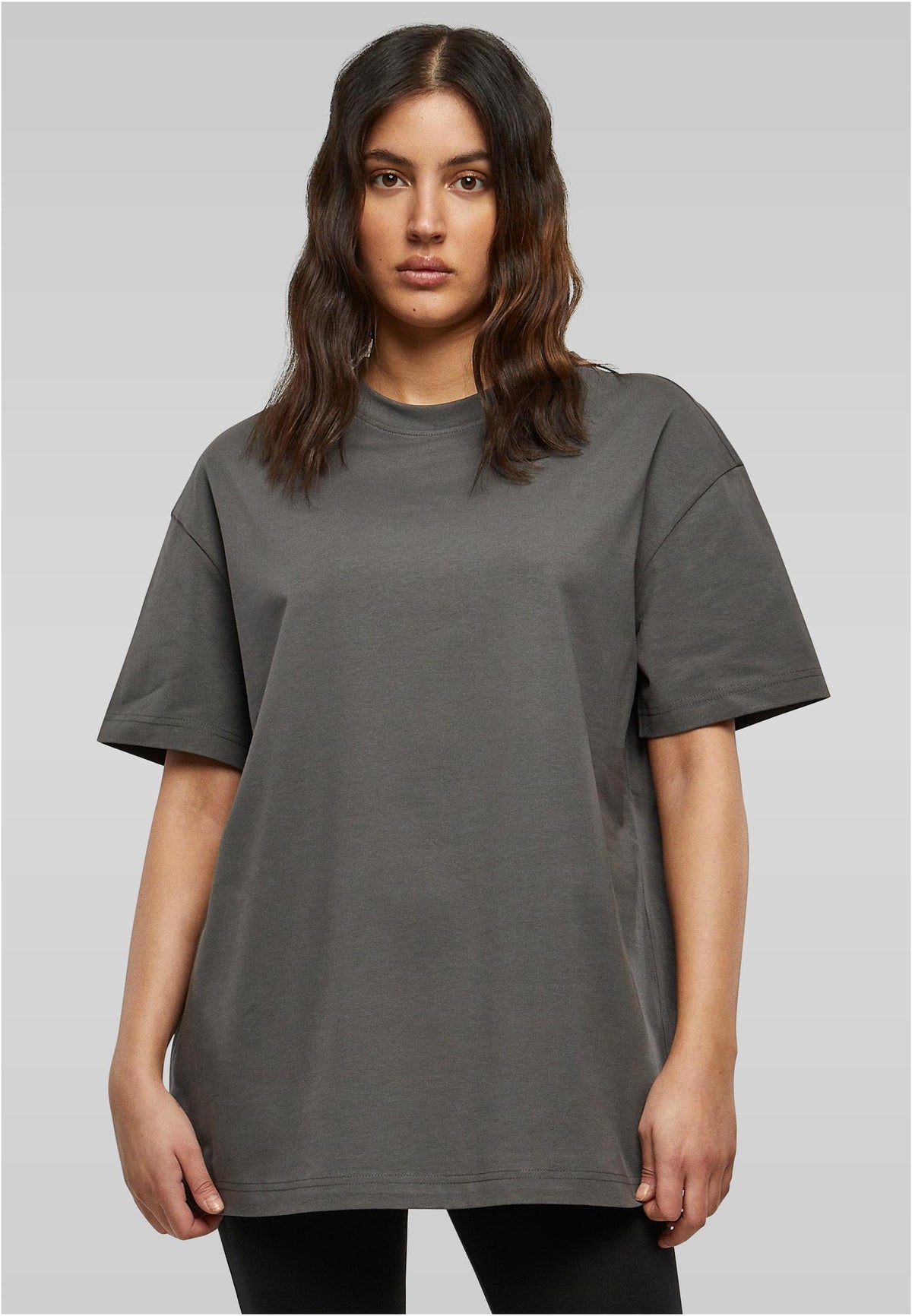 Ladies Oversized Boyfriend Tee in Dark Shadow, getragen