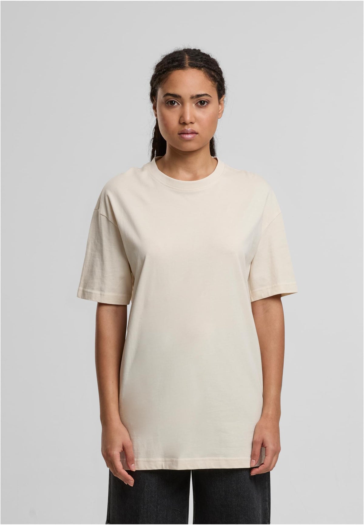 Ladies Oversized Boyfriend Tee in White Sand, getragen