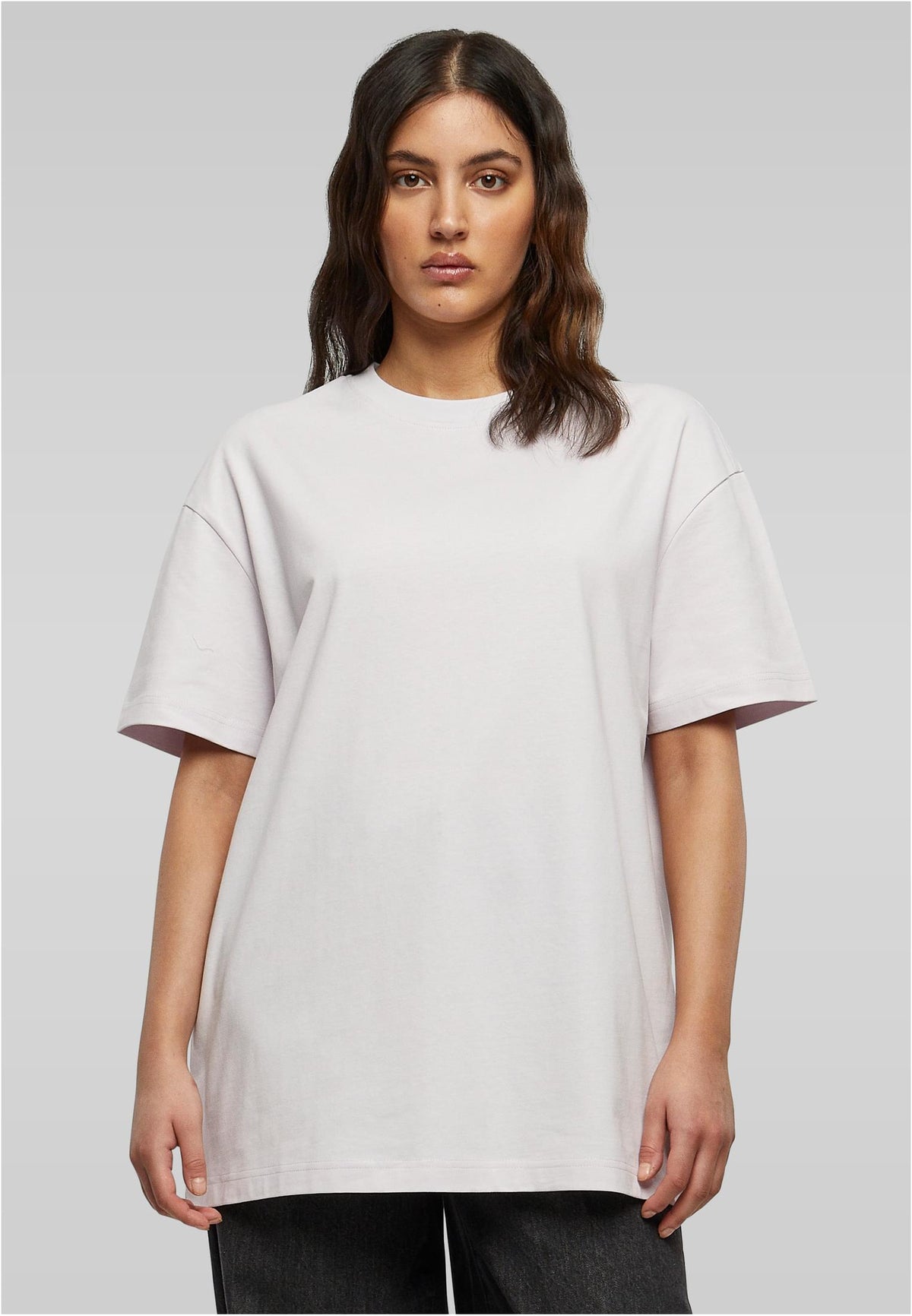 Ladies Oversized Boyfriend Tee in Soft Lilac, getragen