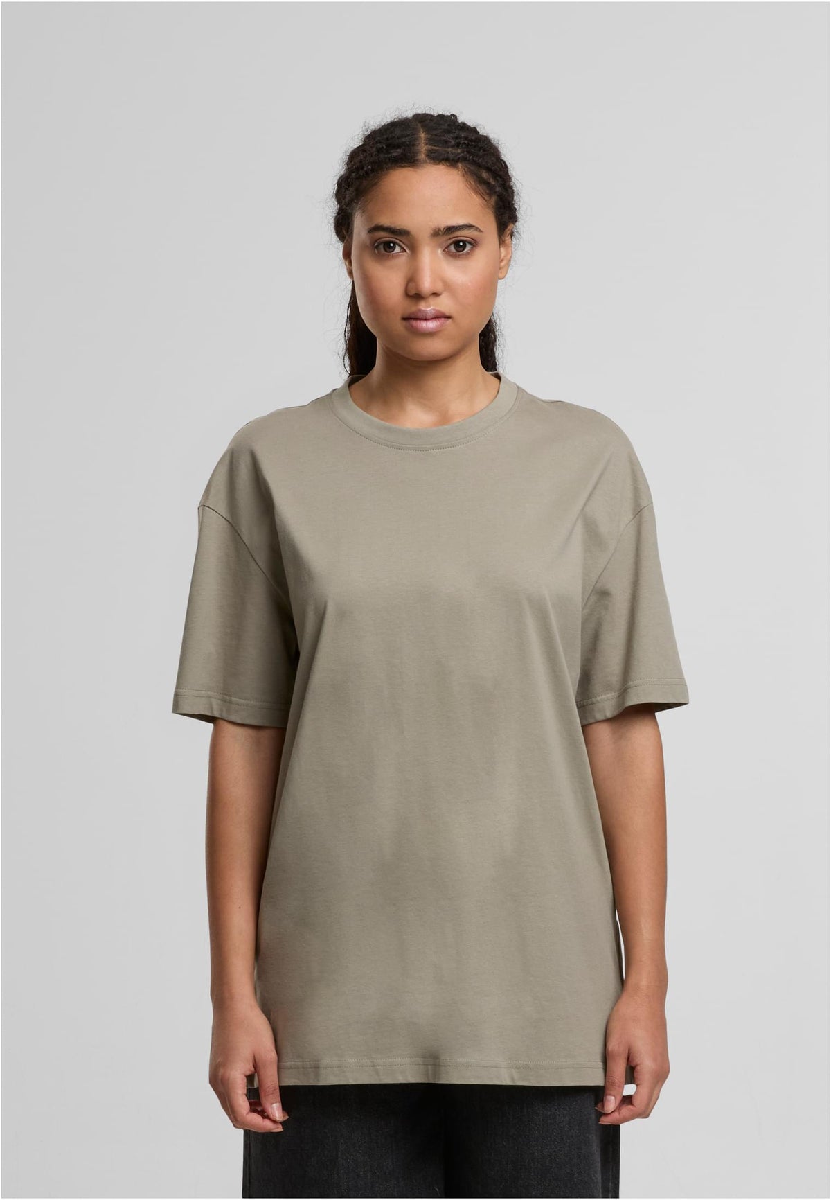 Ladies Oversized Boyfriend Tee in Pale Olive, getragen