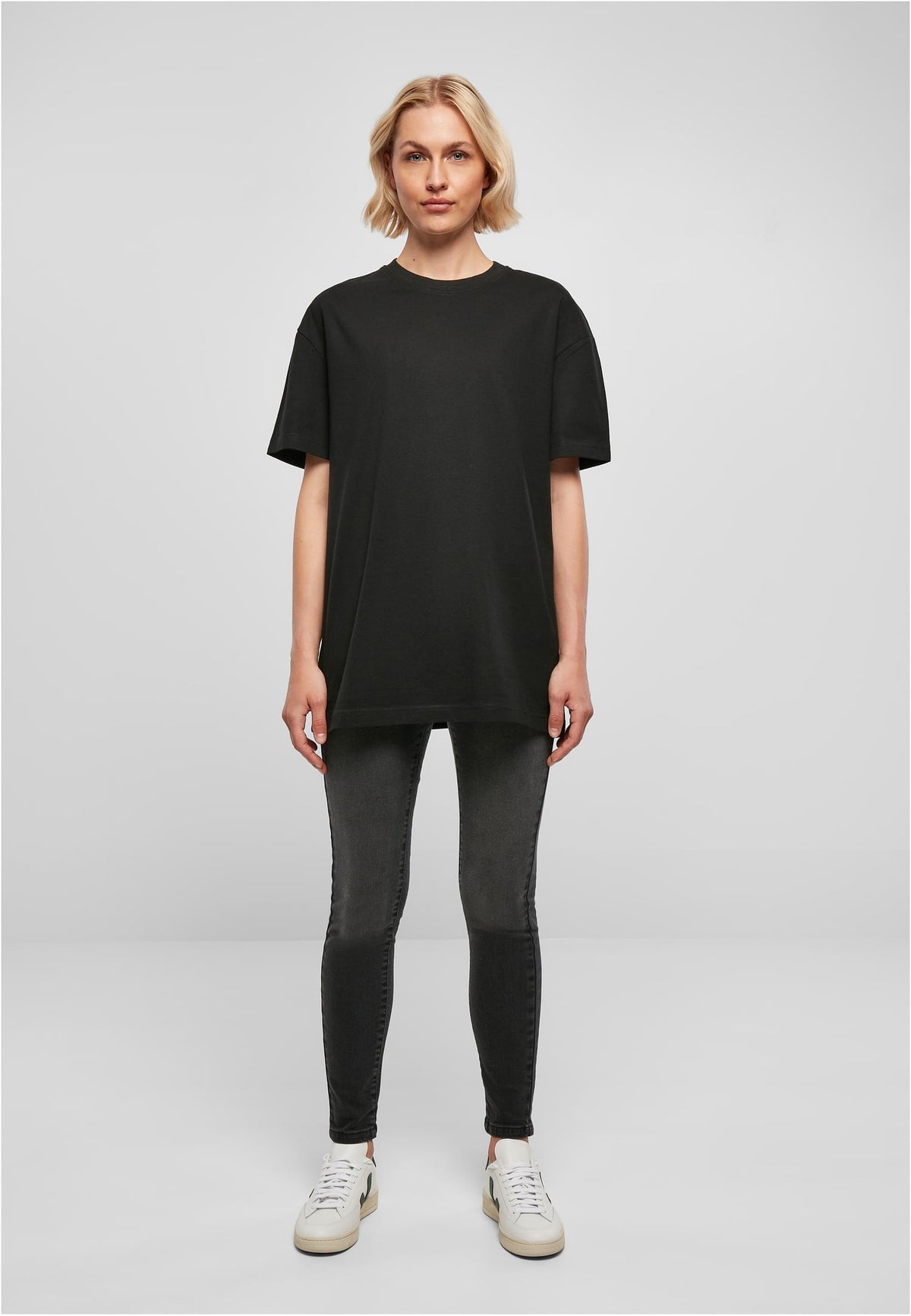 Ladies Oversized Boyfriend Tee in Schwarz, getragen