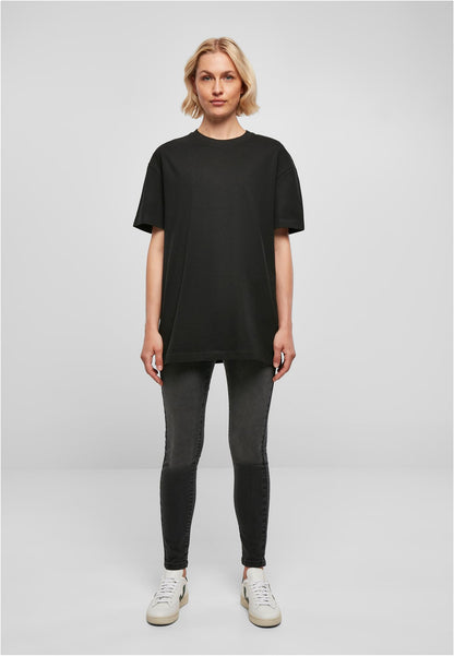 Ladies Oversized Boyfriend Tee in Schwarz, getragen