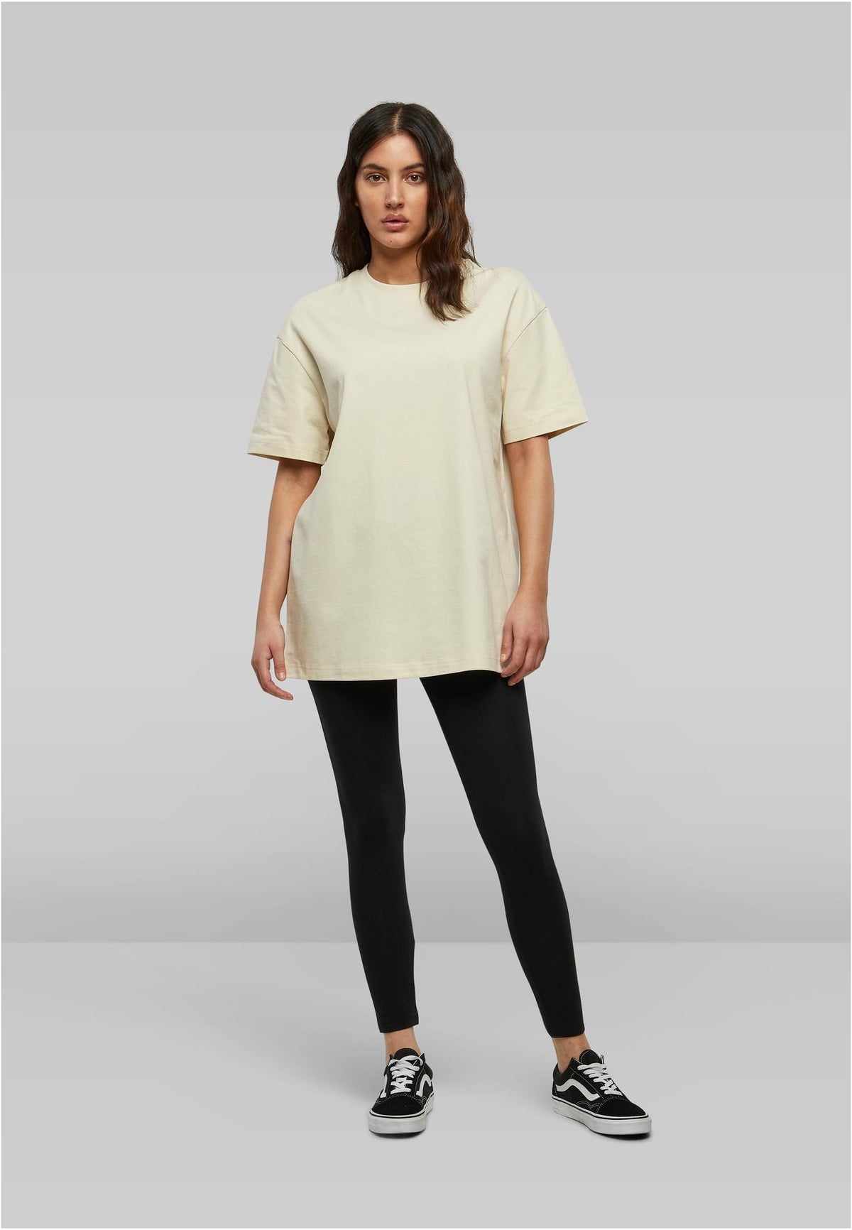 Ladies Oversized Boyfriend Tee in Sand, getragen