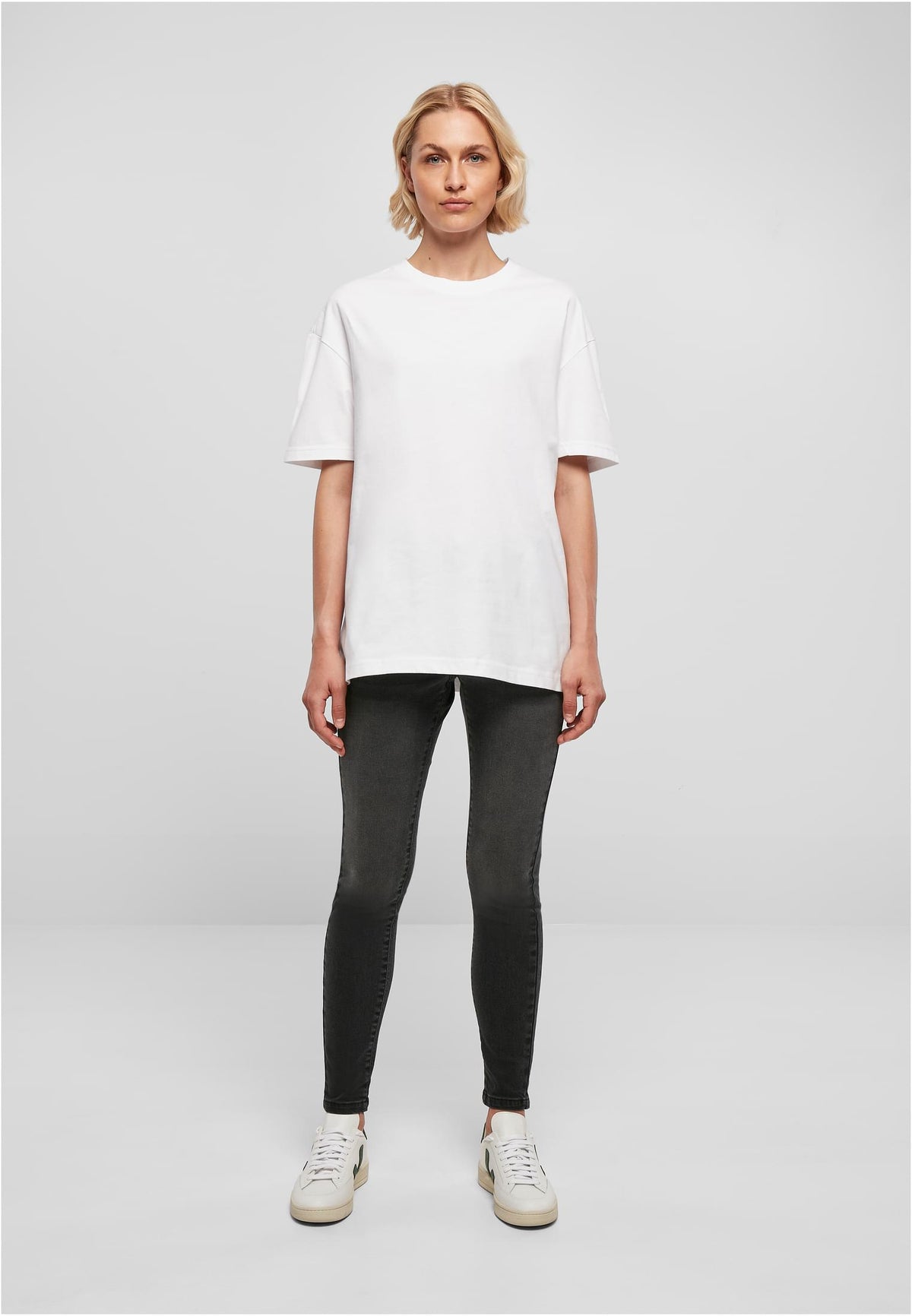 Ladies Oversized Boyfriend Tee in White, getragen