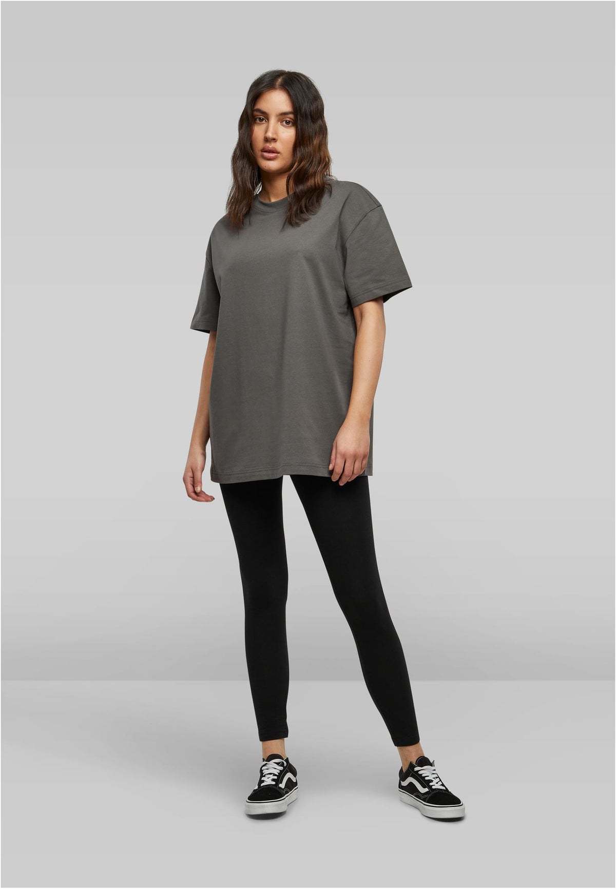 Ladies Oversized Boyfriend Tee in Dark Shadow, getragen