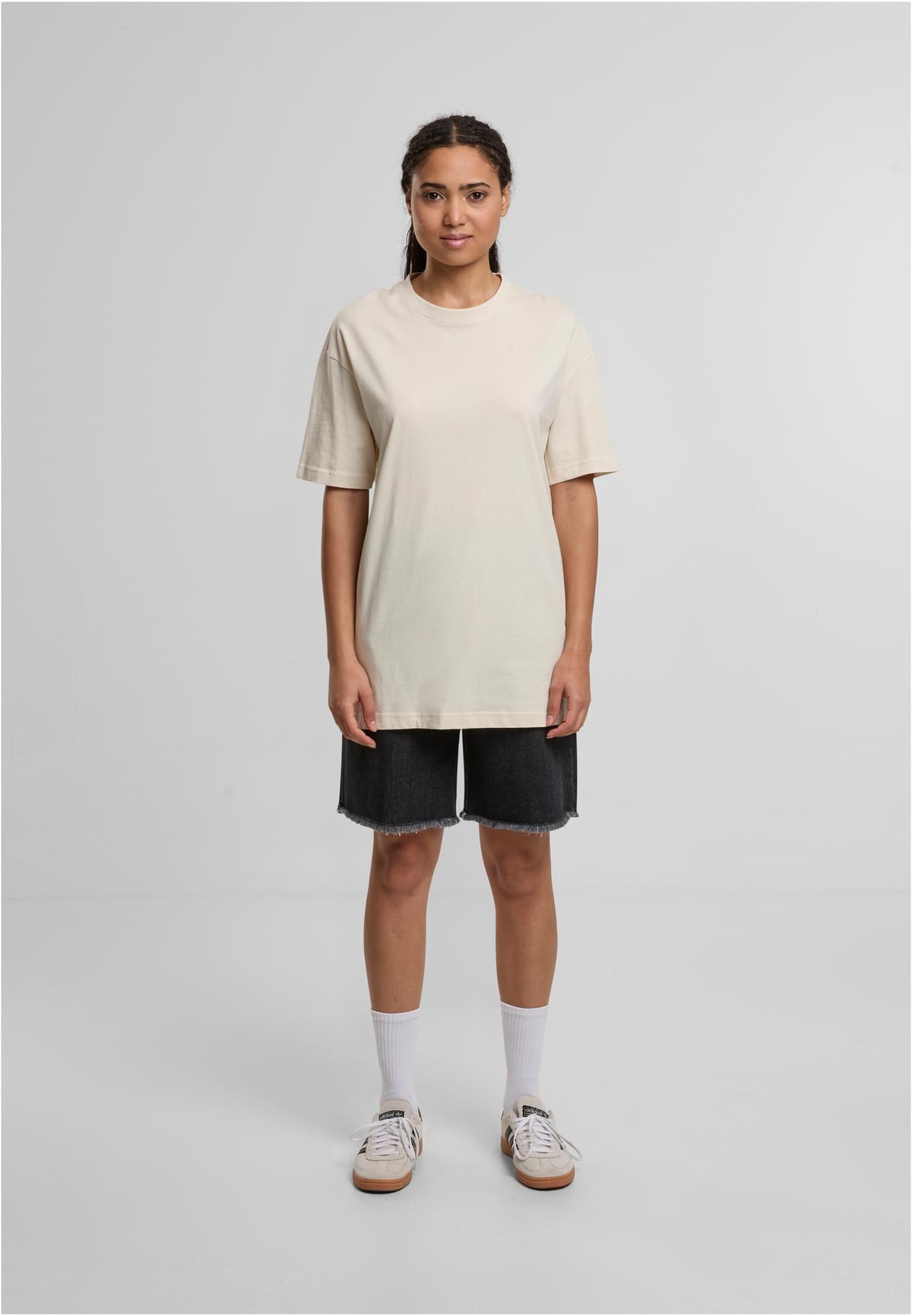 Ladies Oversized Boyfriend Tee in White Sand, getragen
