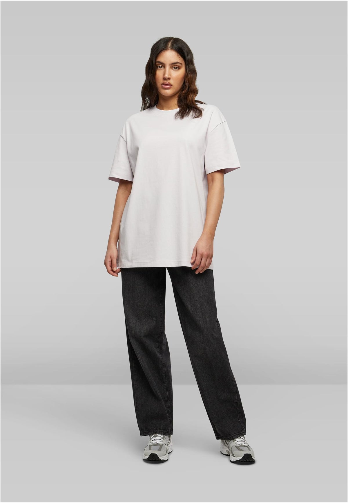 Ladies Oversized Boyfriend Tee in Soft Lilac, getragen