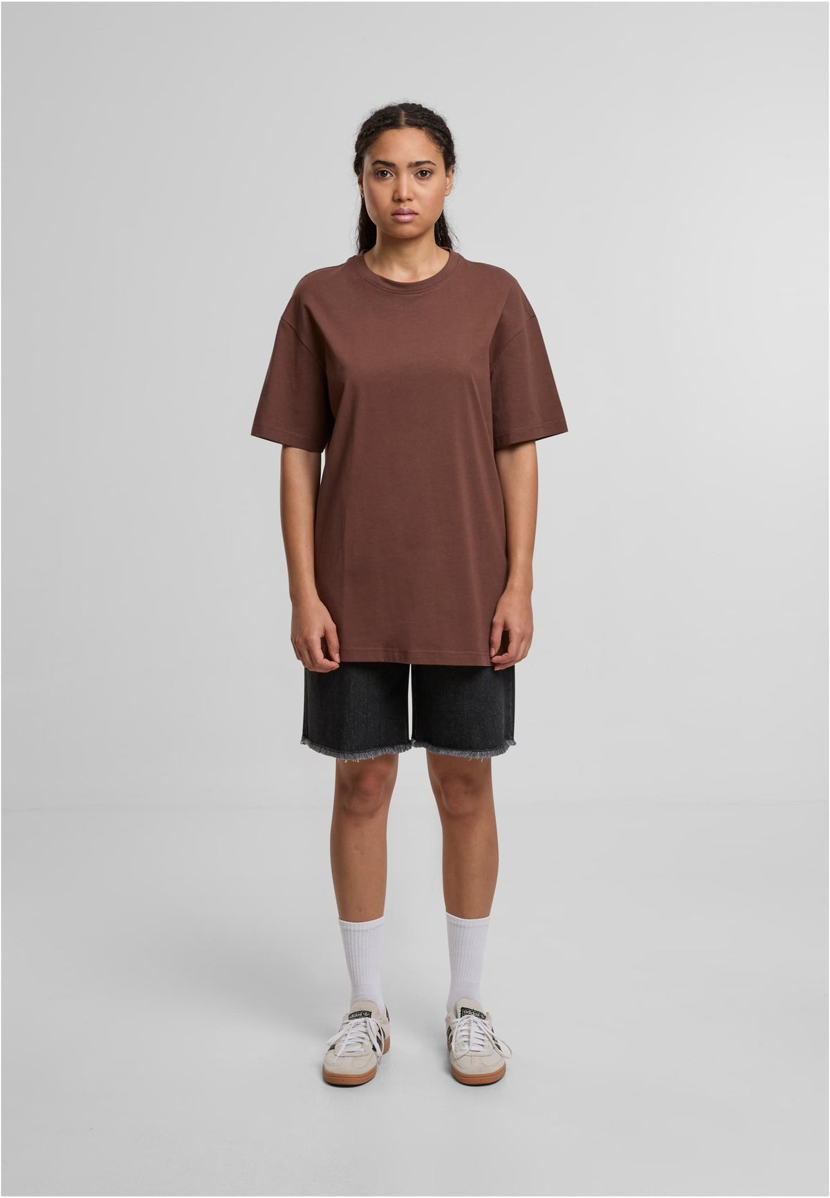 Ladies Oversized Boyfriend Tee in Chocolate Brown, getragen