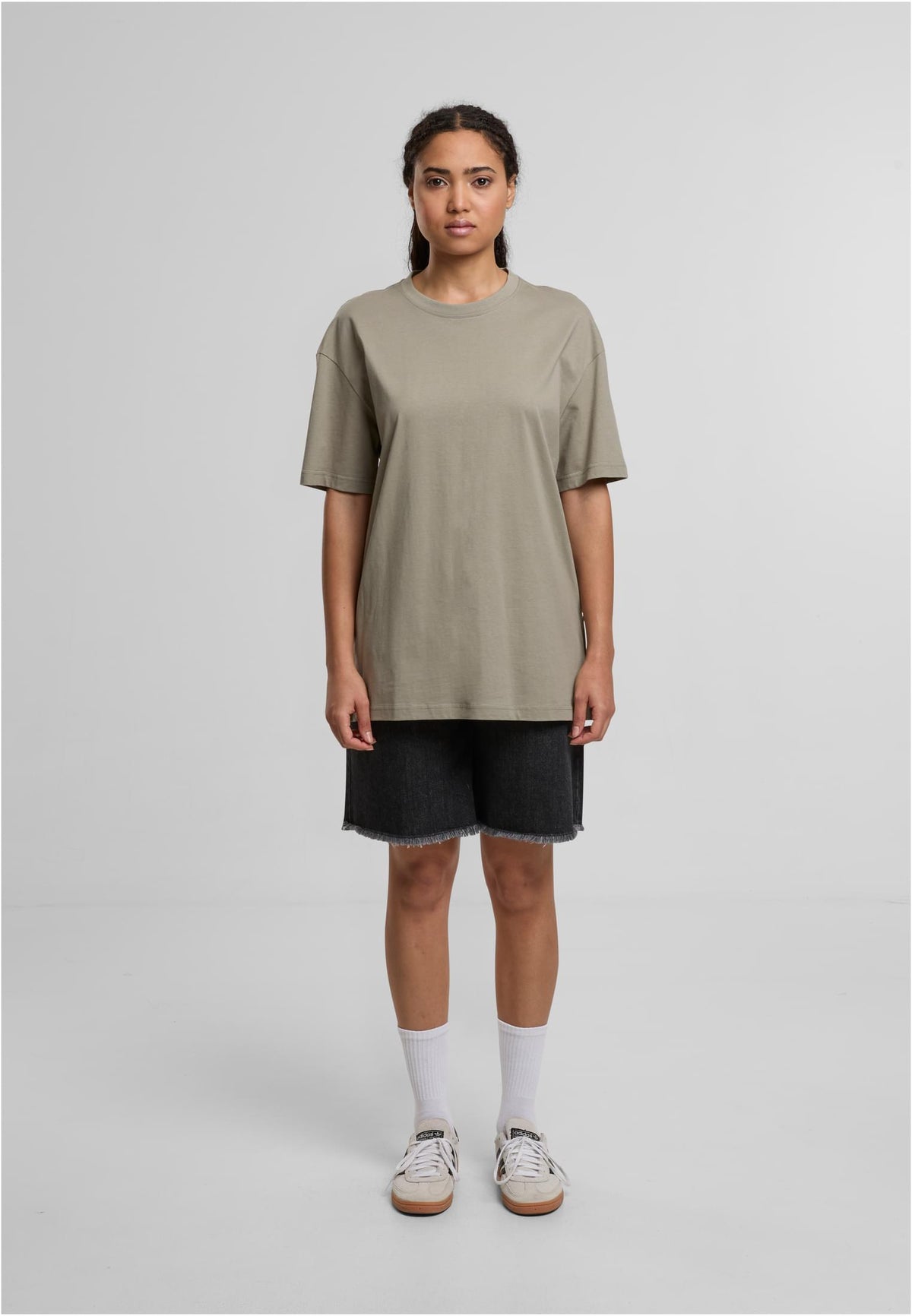 Ladies Oversized Boyfriend Tee in Pale Olive, getragen