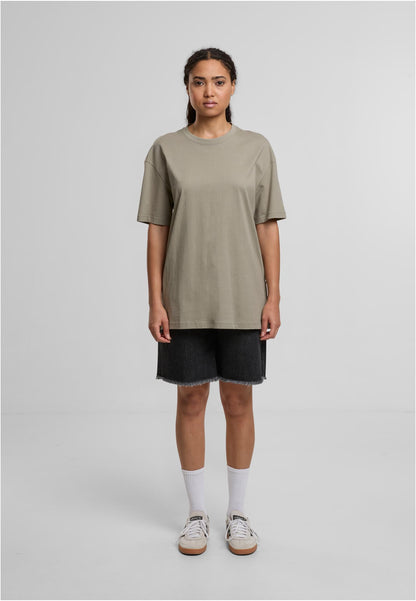 Ladies Oversized Boyfriend Tee in Pale Olive, getragen