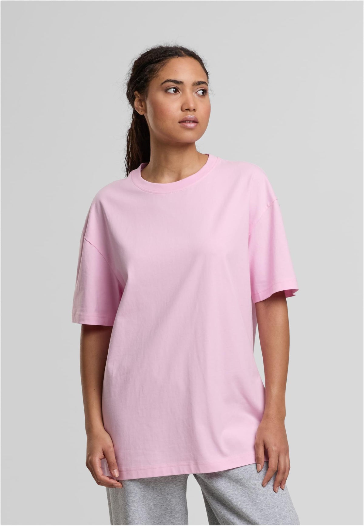 Ladies Oversized Boyfriend Tee in Soft Pink, getragen