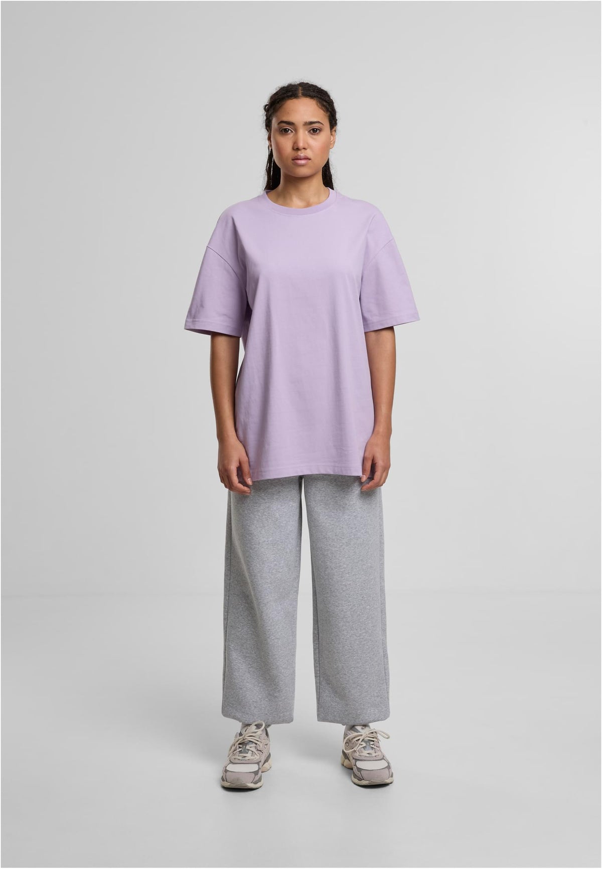 Ladies Oversized Boyfriend Tee in Lilac, getragen