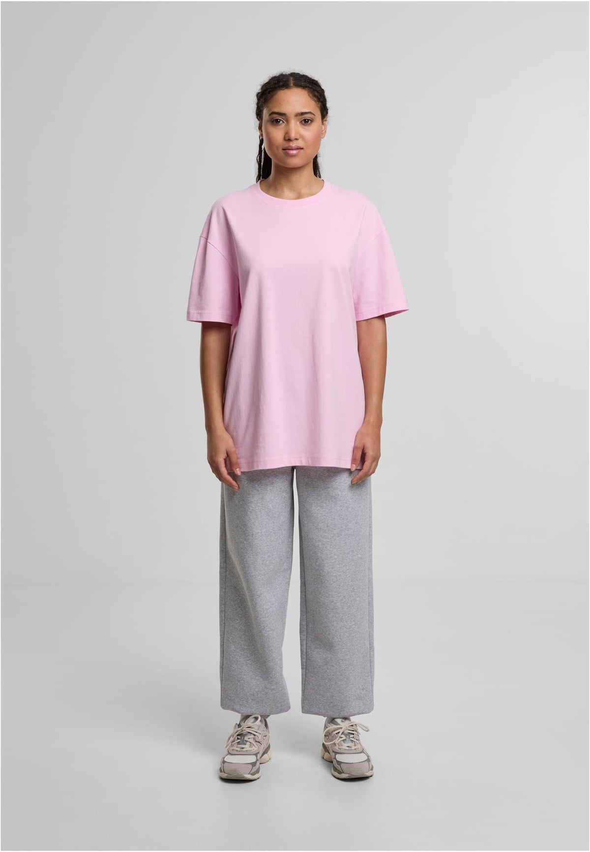 Ladies Oversized Boyfriend Tee in Soft Pink, getragen