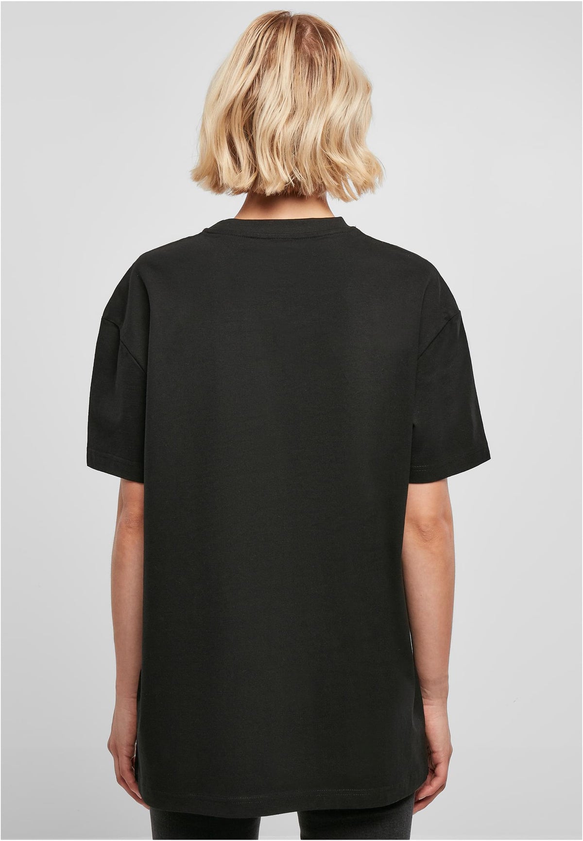 Ladies Oversized Boyfriend Tee in Schwarz, getragen