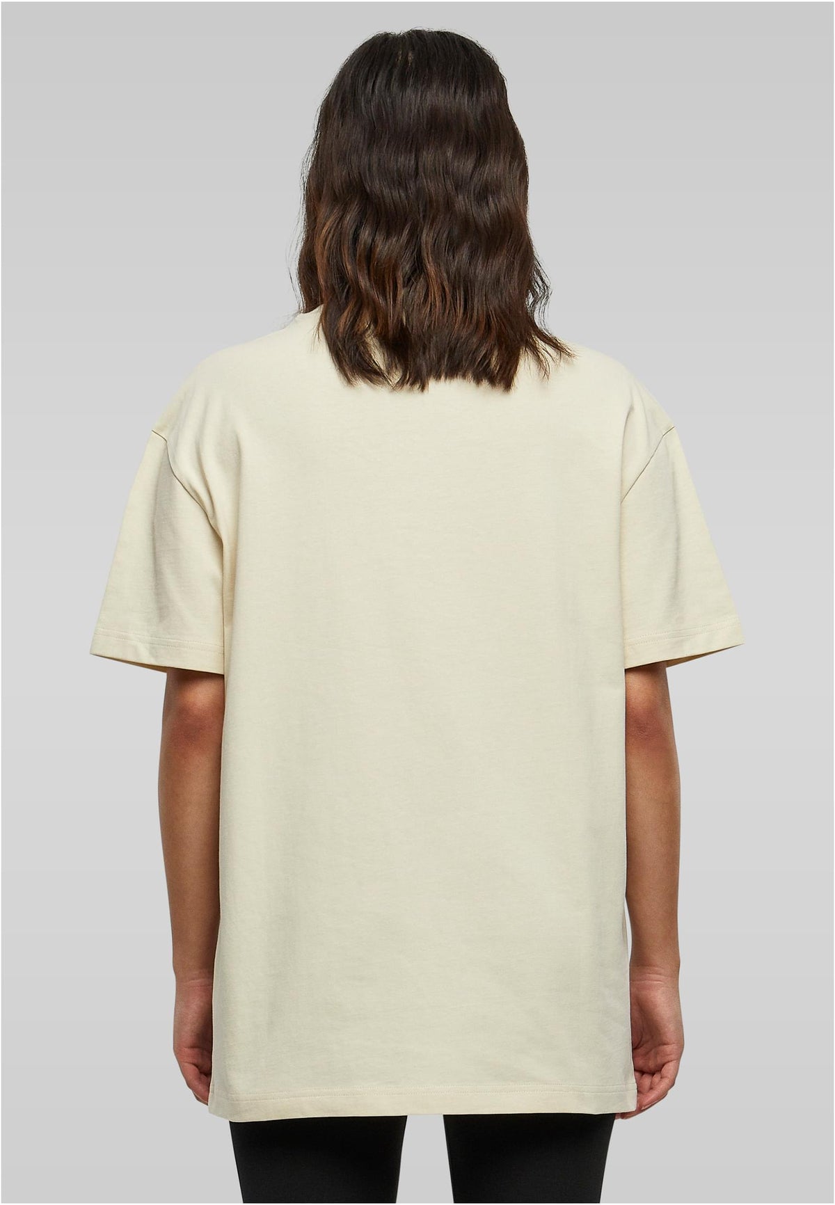Ladies Oversized Boyfriend Tee in Sand, getragen