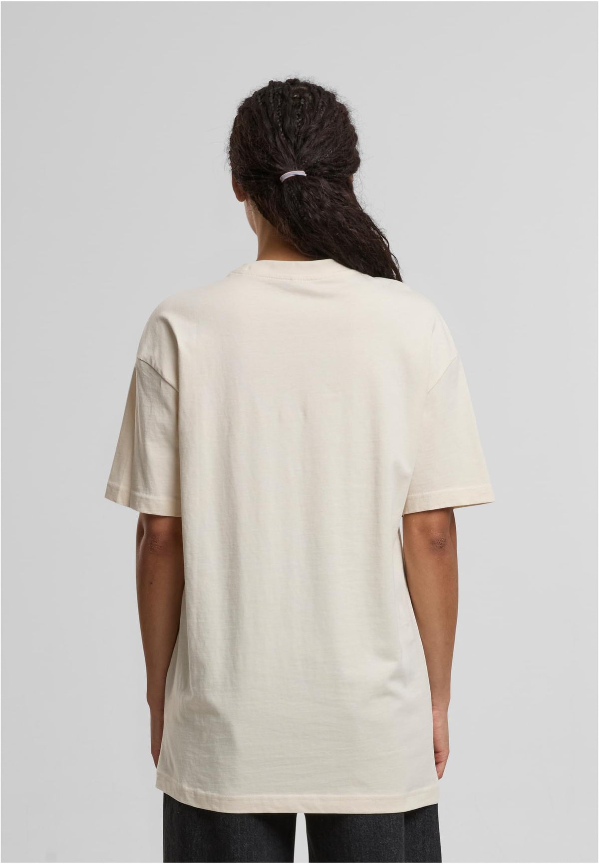 Ladies Oversized Boyfriend Tee in White Sand, getragen