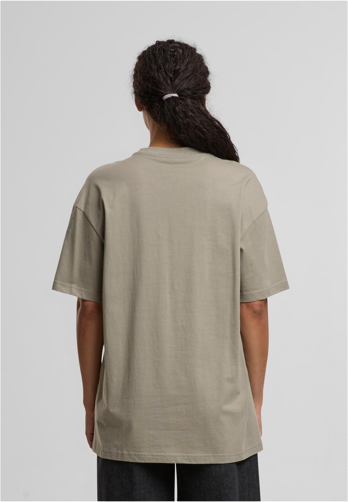 Ladies Oversized Boyfriend Tee in Pale Olive, getragen
