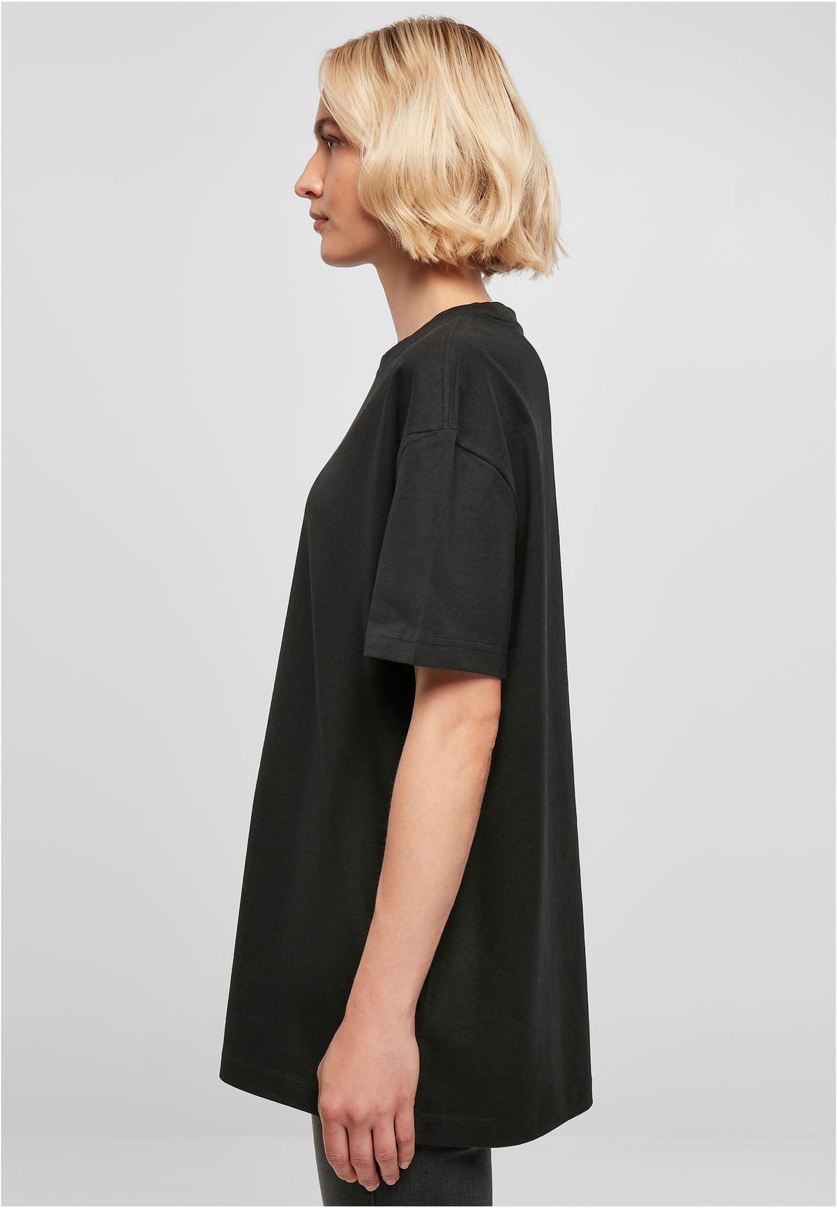 Ladies Oversized Boyfriend Tee in Schwarz, getragen
