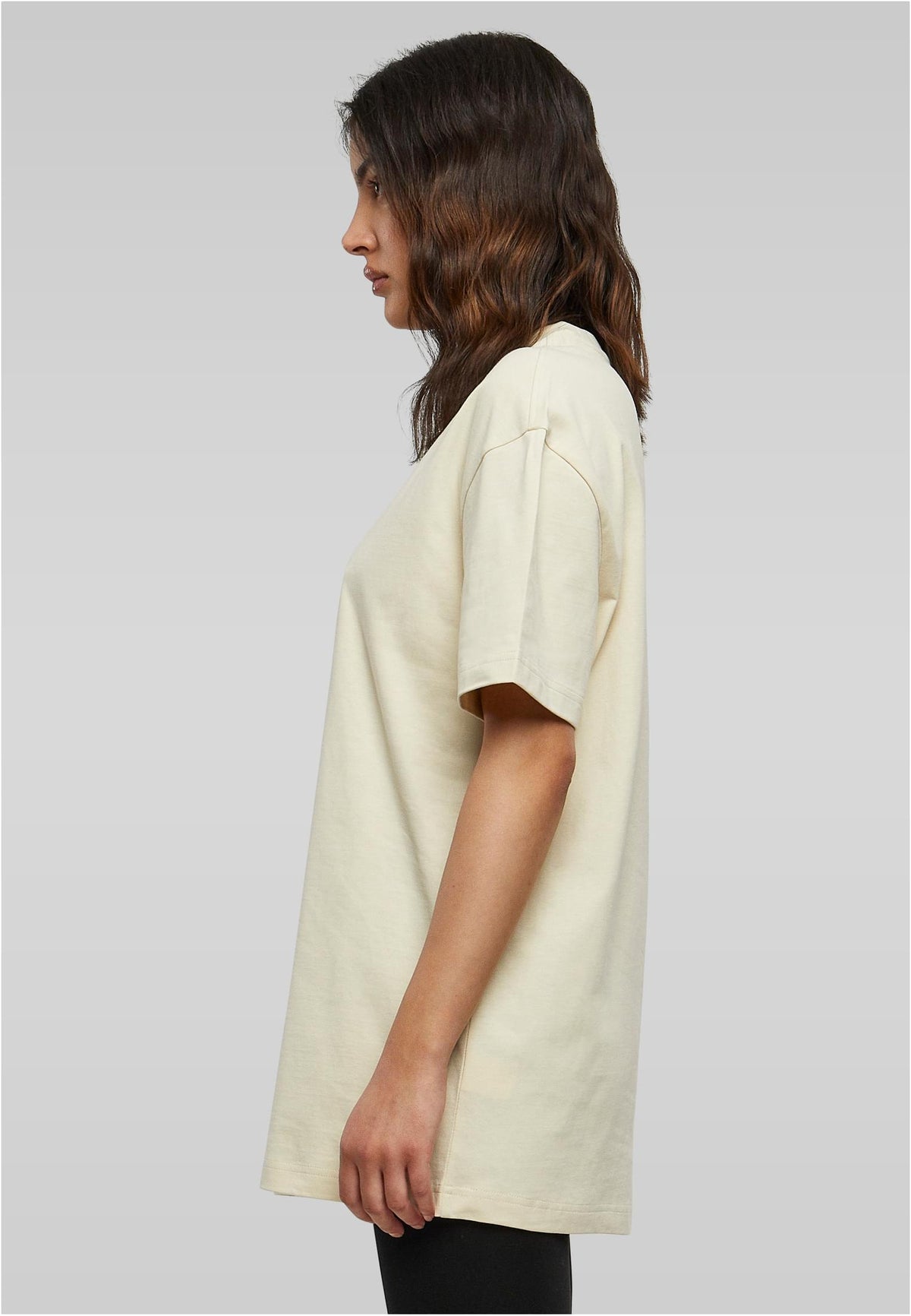 Ladies Oversized Boyfriend Tee in Sand, getragen