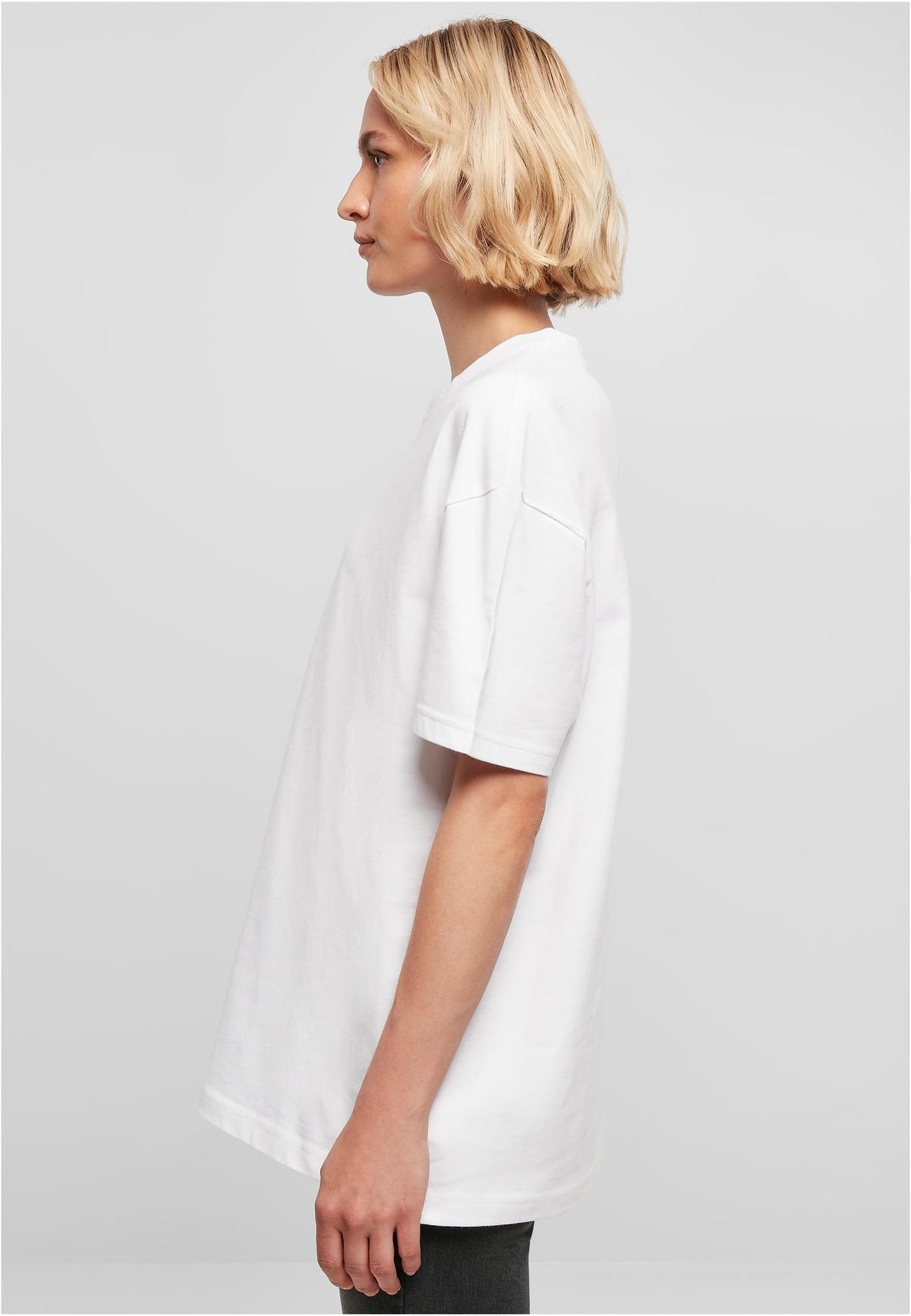 Ladies Oversized Boyfriend Tee in White, getragen