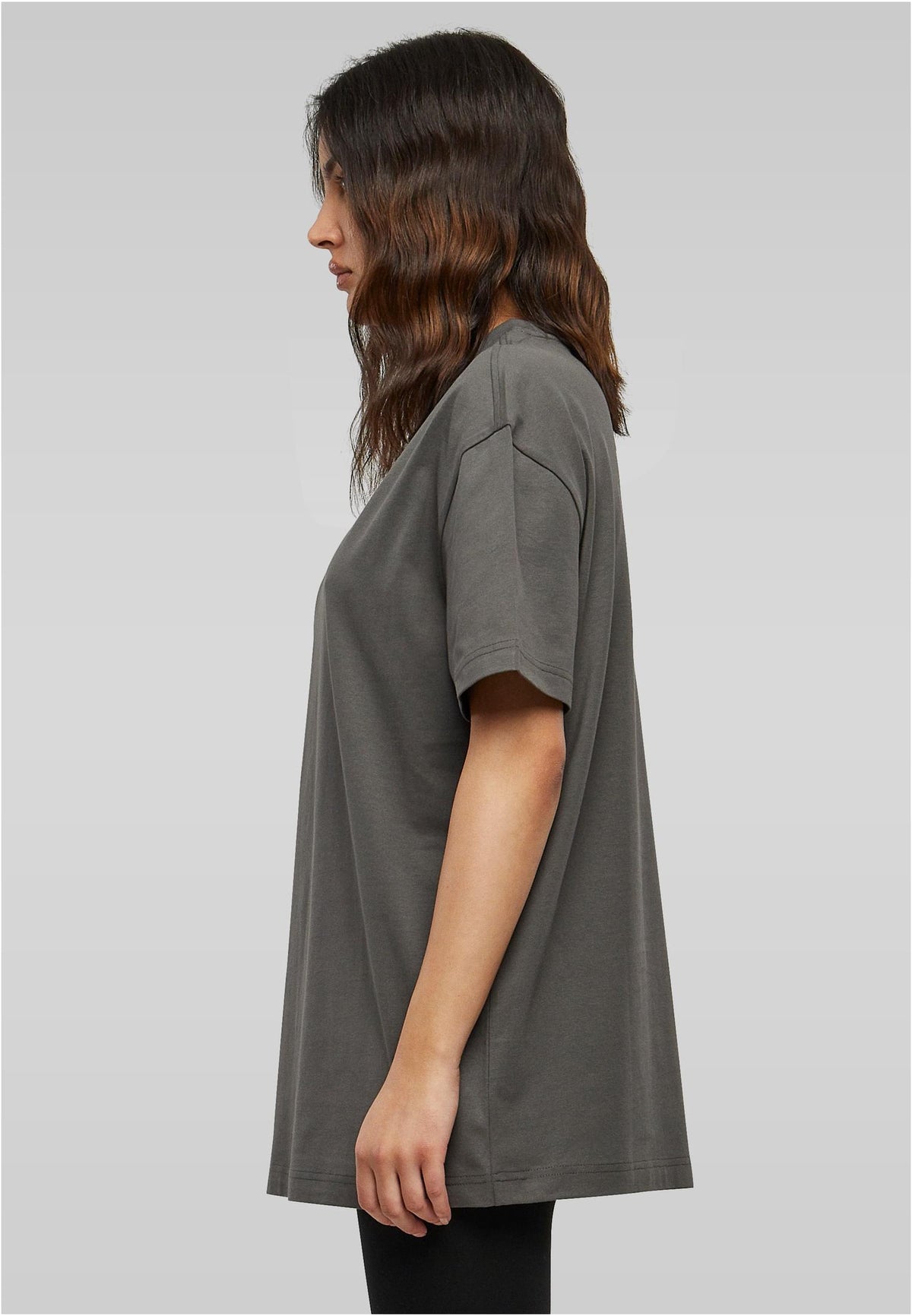 Ladies Oversized Boyfriend Tee in Dark Shadow, getragen