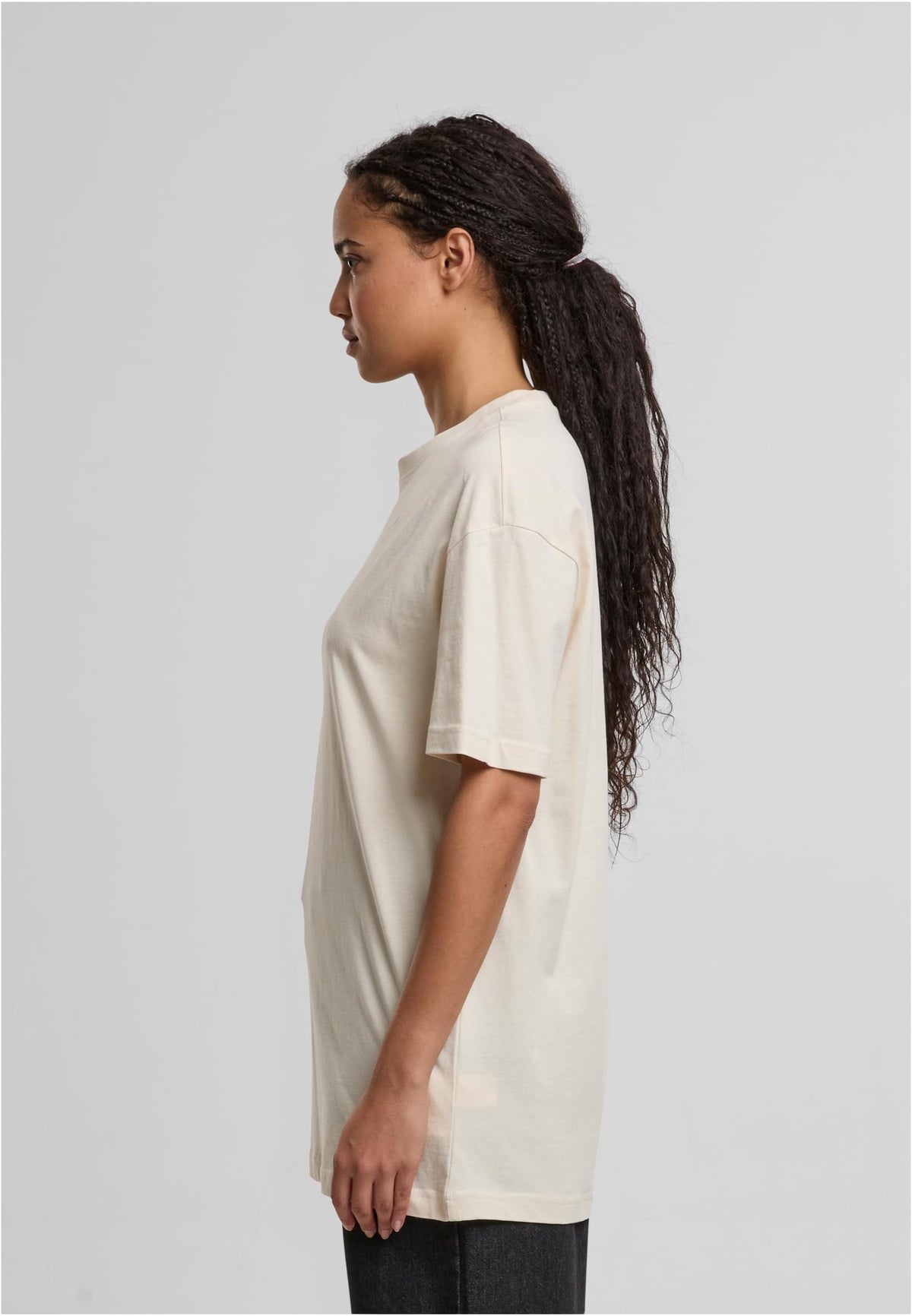 Ladies Oversized Boyfriend Tee in White Sand, getragen