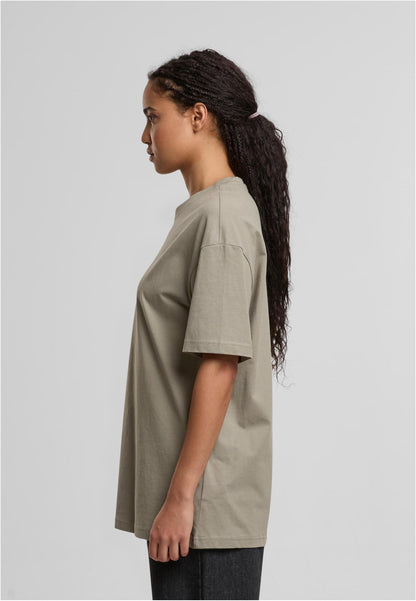 Ladies Oversized Boyfriend Tee in Pale Olive, getragen