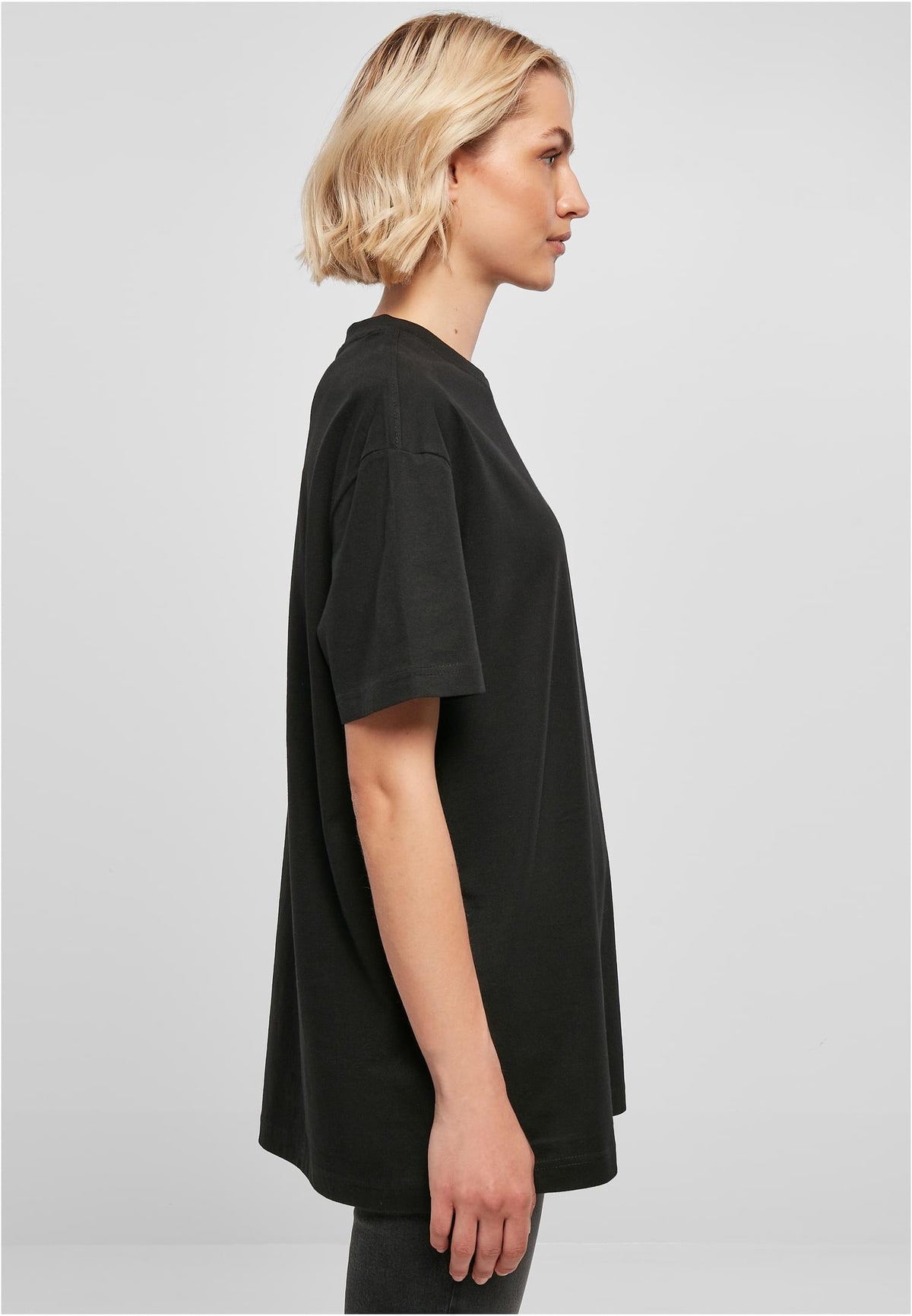 Ladies Oversized Boyfriend Tee in Schwarz, getragen