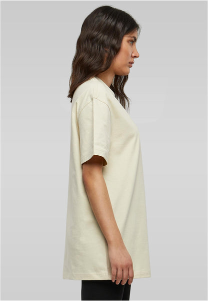 Ladies Oversized Boyfriend Tee in Sand, getragen