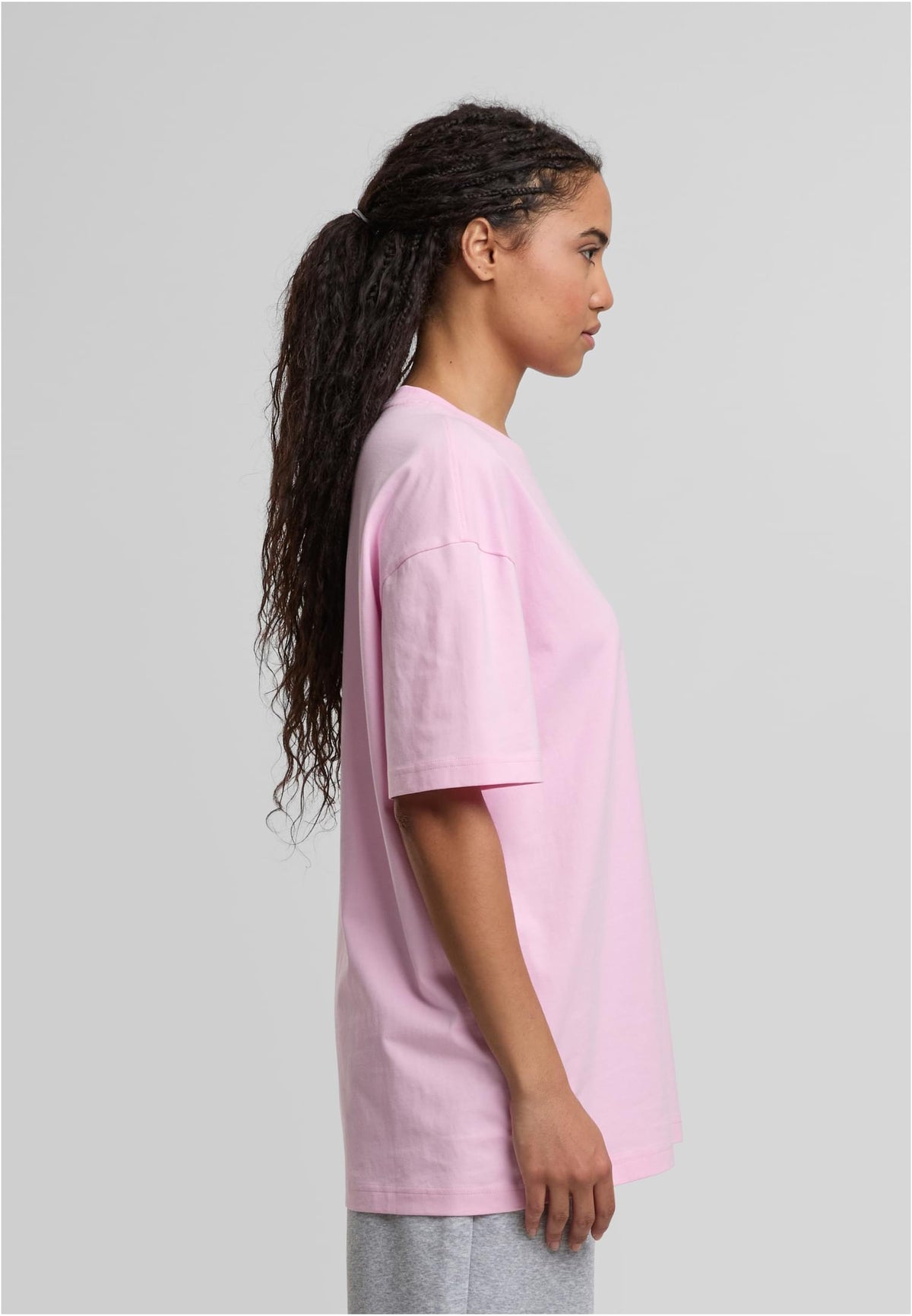 Ladies Oversized Boyfriend Tee in Soft Pink, getragen