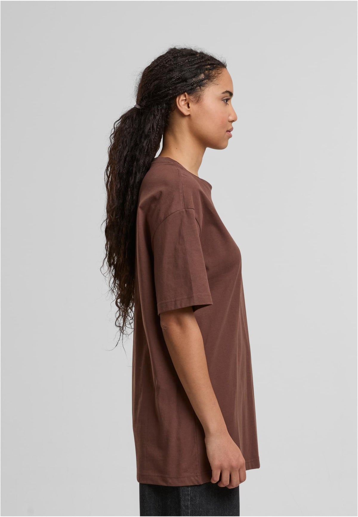 Ladies Oversized Boyfriend Tee in Chocolate Brown, getragen