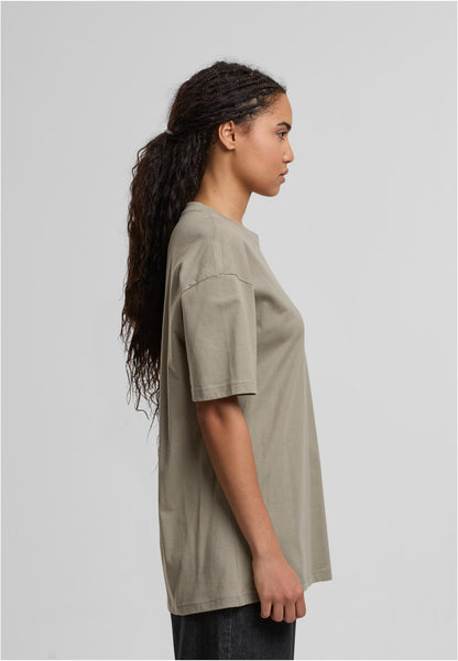 Ladies Oversized Boyfriend Tee in Pale Olive, getragen