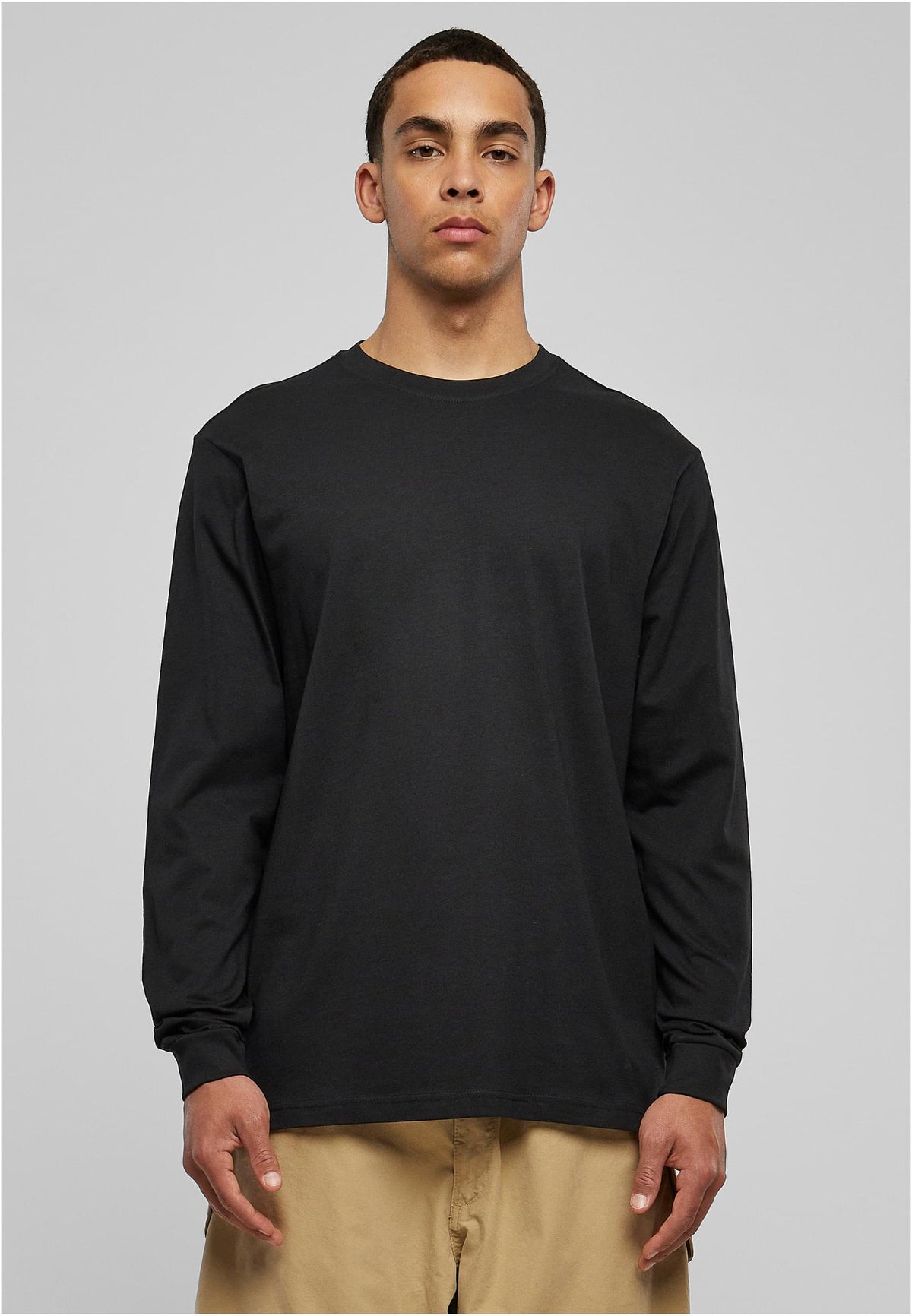 Essentials Longsleeve with Cuffrib in Schwarz, getragen