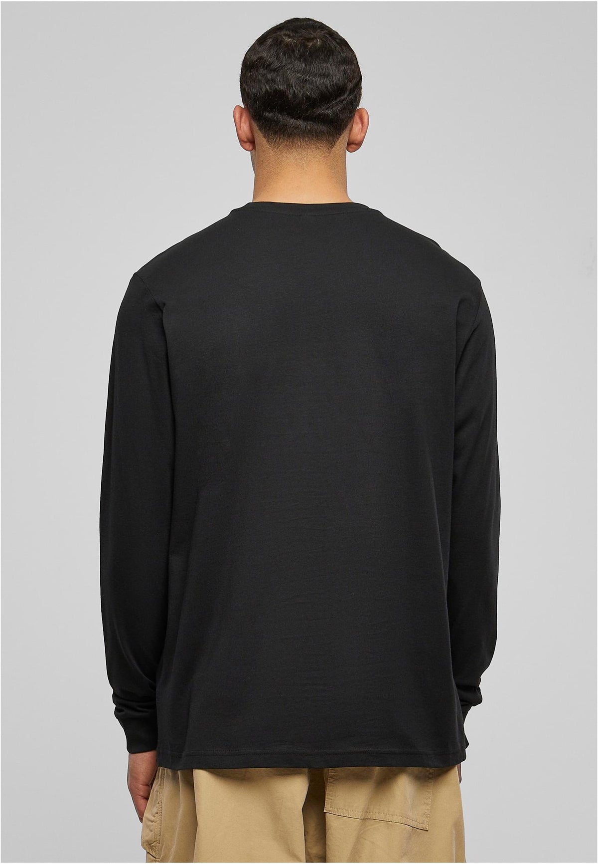 Essentials Longsleeve with Cuffrib in Schwarz, getragen