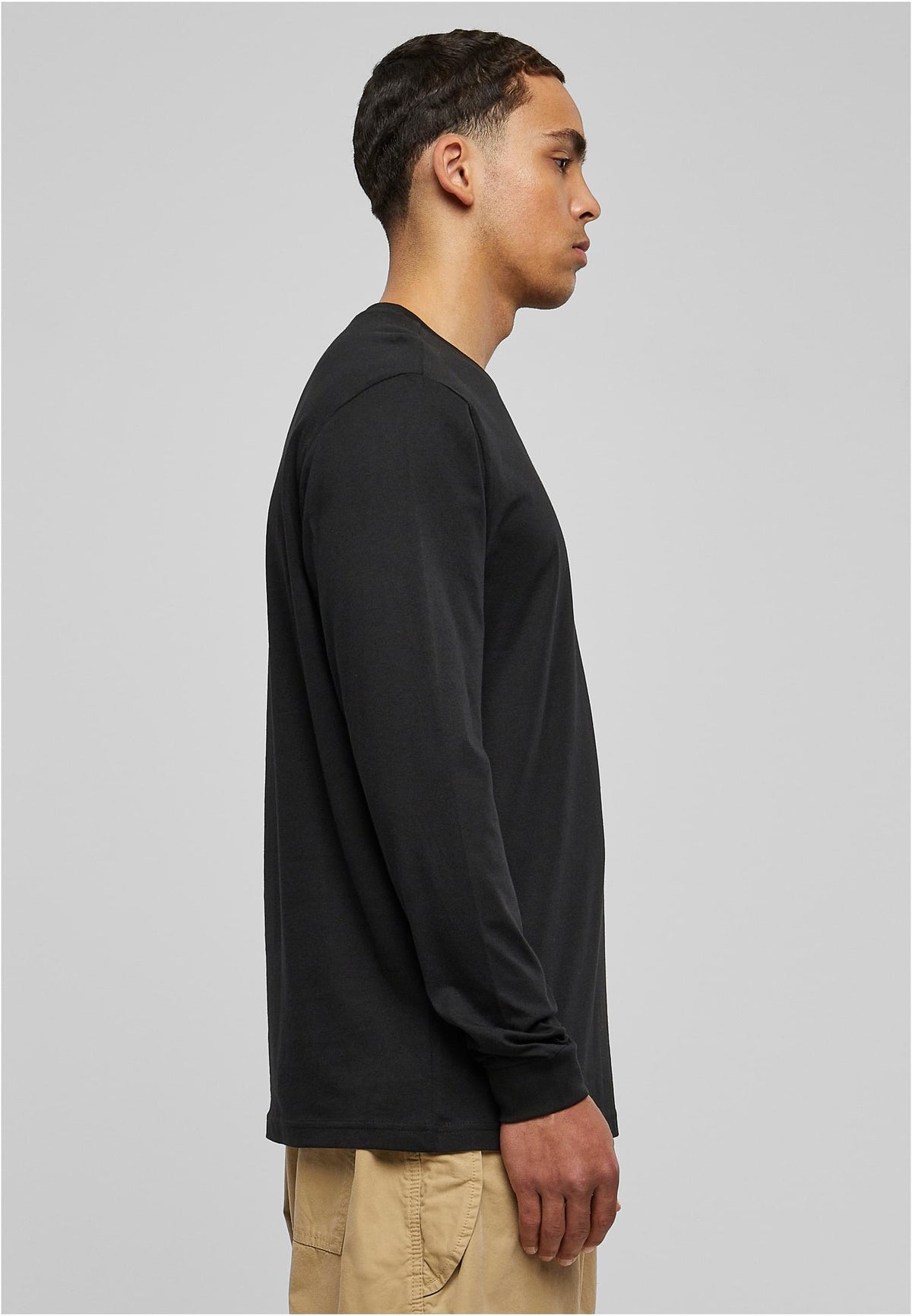 Essentials Longsleeve with Cuffrib in Schwarz, getragen