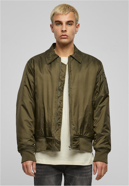 Collar Bomber Jacket in Dark Olive, getragen