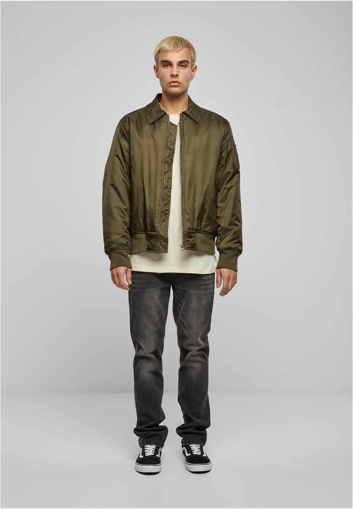 Collar Bomber Jacket in Dark Olive, getragen