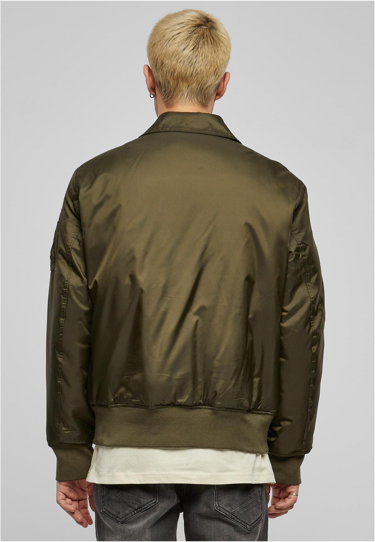 Collar Bomber Jacket in Dark Olive, getragen