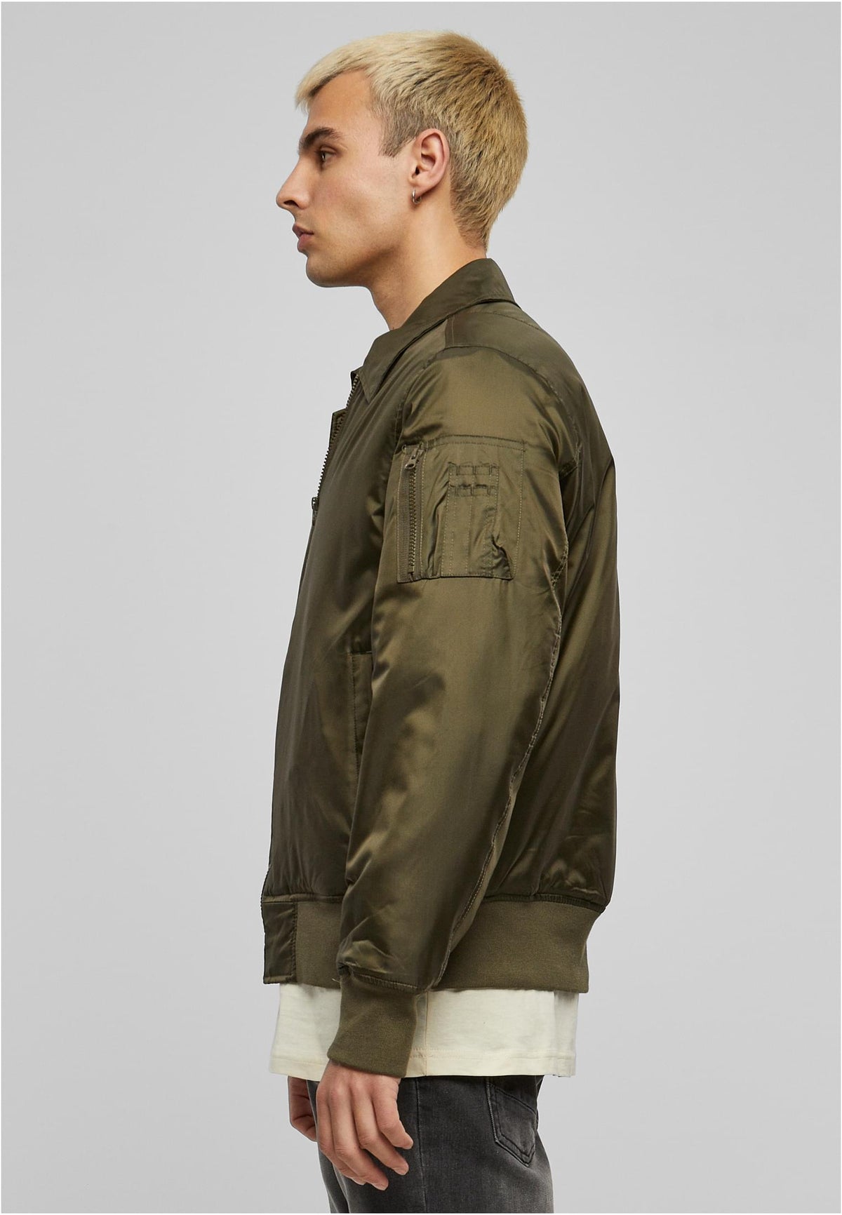 Collar Bomber Jacket in Dark Olive, getragen
