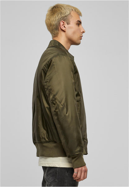 Collar Bomber Jacket in Dark Olive, getragen