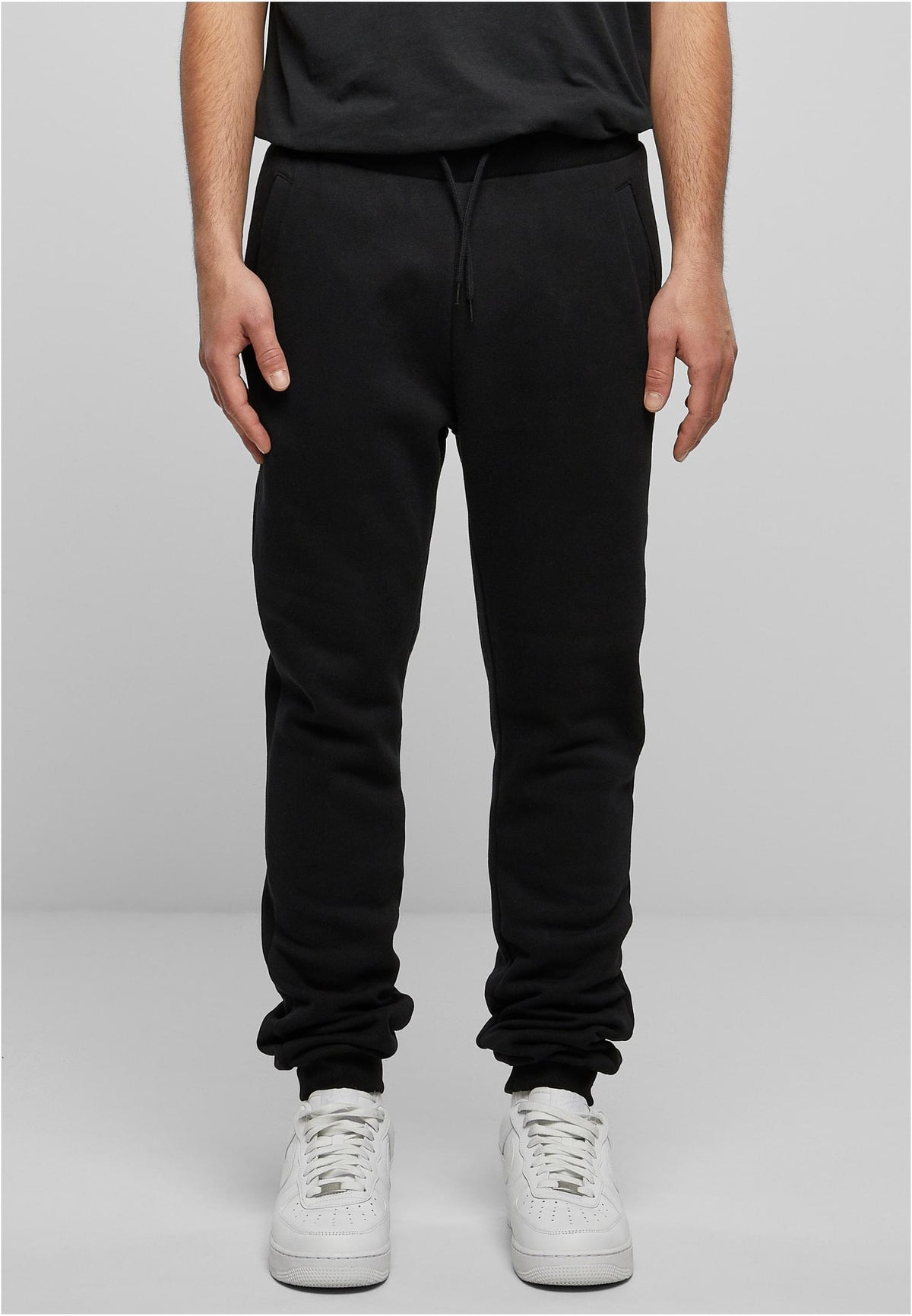 Essentials Basic Sweatpants in Schwarz, getragen