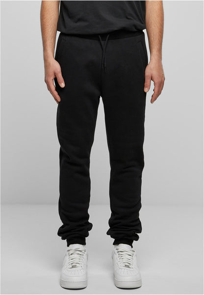 Essentials Basic Sweatpants in Schwarz, getragen
